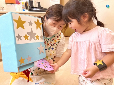 お星さま入りバッグが出てきて喜ぶ子ども