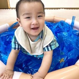 お星さまプールで遊ぶ子ども