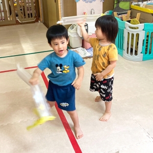 流れ星ロケットを飛ばす子どもたち