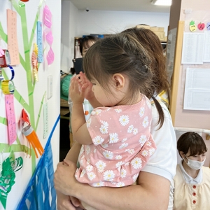 短冊にお願いごとをする子ども