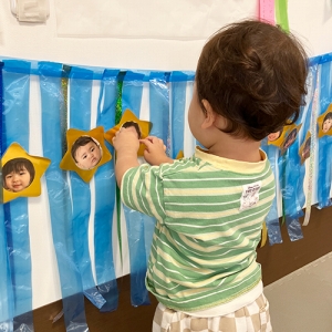 天の川に飾り付けをする子ども