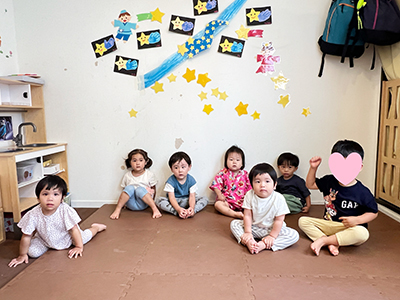 七夕会で先生の話を聞く子どもたち