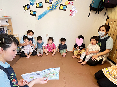 絵本の読み聞かせを楽しむ子どもたち