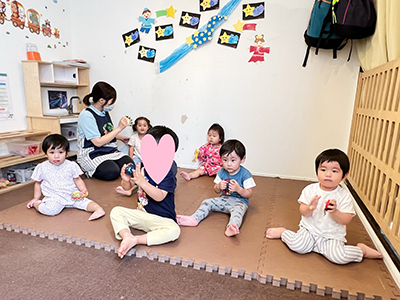歌と楽器の演奏をする子どもたち