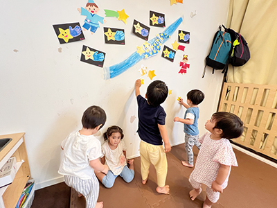 壁面にお星さまを飾る子どもたち