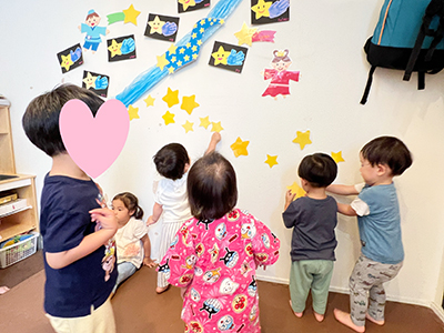 壁面にお星さまを貼って願いをかける子どもたち