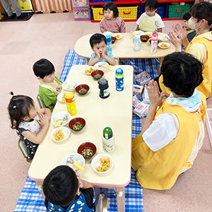 給食前に手を合わせていただきますをする様子