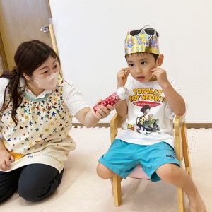 誕生日のお友だちへのインタビューの様子