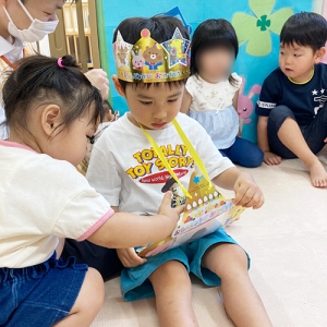 誕生日カードを見る子どもたち