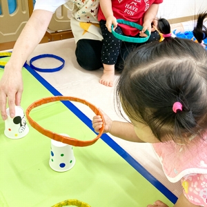 輪投げを楽しむ子どもたち