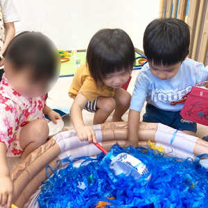 金魚すくい屋台を楽しむ子どもたち