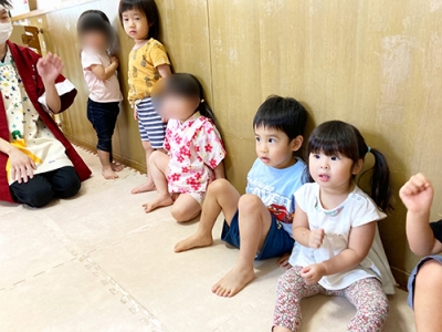 和太鼓の興味津々の子どもたち