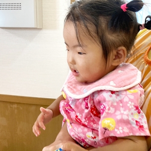保育士に抱っこされる子ども