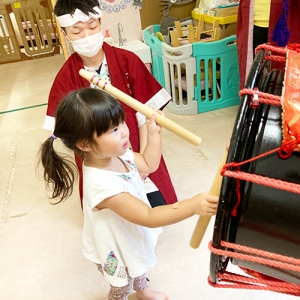 和太鼓を叩く子ども