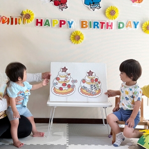誕生日会でみんなの前に座る子どもたち