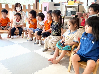 エプロンシアターを見つめる子どもたち