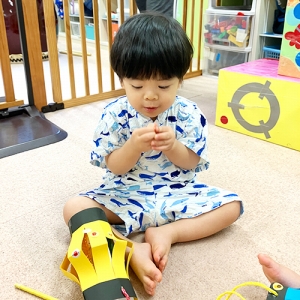 手作り提灯と子ども