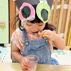 かき氷を楽しむ子ども