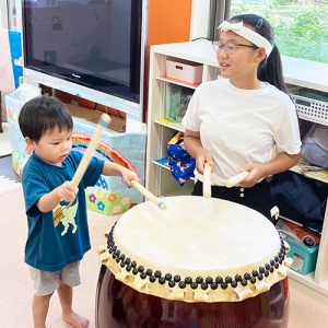 和太鼓を叩く子ども