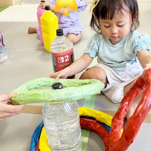 夏祭りイベントで輪投げをする子ども