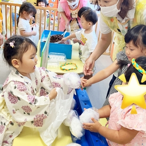 夏祭りイベントの綿あめ屋台の様子