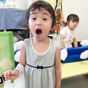 夏祭りイベントでたくさんお買い物をした子ども