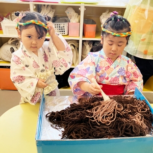 夏祭りイベントの屋台で焼きそばを作る子どもたち