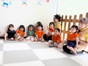 紙芝居を聞く子どもたち