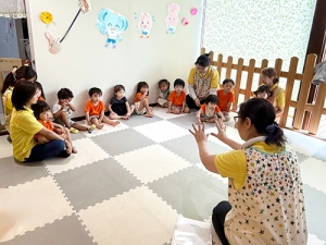 子どもたちに「おはしも」の約束を確認する保育士