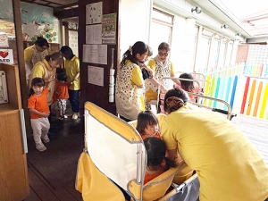 子どもたちを避難車に乗せる保育士