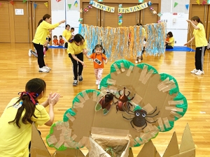 一生懸命走る子どもと応援する保育士たち