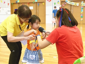 メダルをもらいマイクを向けられる子ども