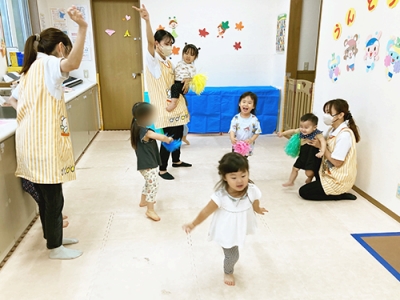 準備体操をする子どもたち