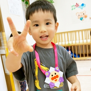メダルをもらい喜ぶ子ども