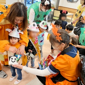 ハロウィーンのお菓子をもらう子どもたち