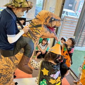 恐竜の登場に驚く子どもたち