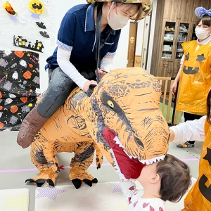 恐竜に頭をがぶりと食べられる子ども