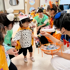 ハロウィーンのお菓子をもらう子どもたち