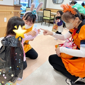 ハロウィーンのお菓子をもらう子どもたち