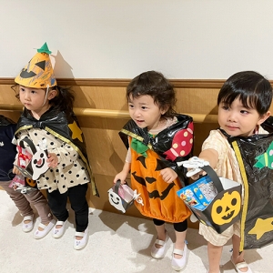 ハロウィーンのお菓子をもらって喜ぶ子どもたち
