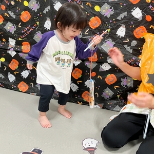 ハロウィーンのミニゲームに挑戦する子ども