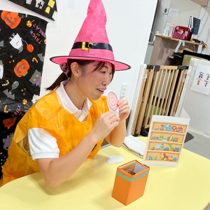 ハロウィーンのパネルシアターを披露する保育士