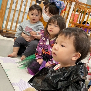 ハロウィーンのパネルシアターにくぎ付けの子どもたち