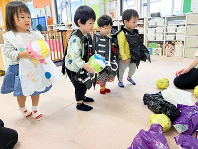 ハロウィーン会のミニゲームを楽しむ子どもたち