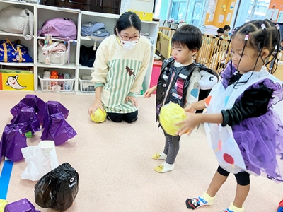 ハロウィーン会のミニゲームを楽しむ子どもたち