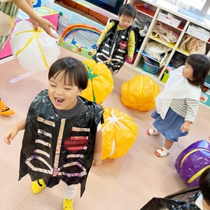ハロウィーン会のミニゲームを楽しむ子どもたち