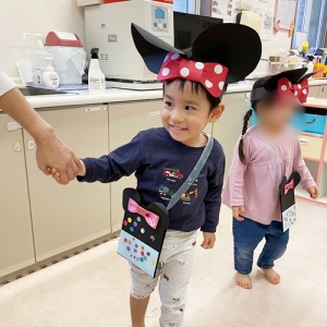 先生と手を繋いで園内をまわる子どもたち