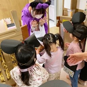 ハロウィーンの仮装をしてお菓子をもらう子どもたち