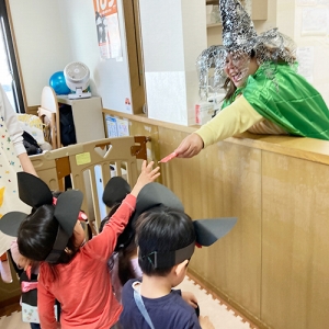 ハロウィーンの仮装をしてお菓子をもらう子どもたち