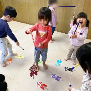 キャンディー釣りを楽しむ子どもたち